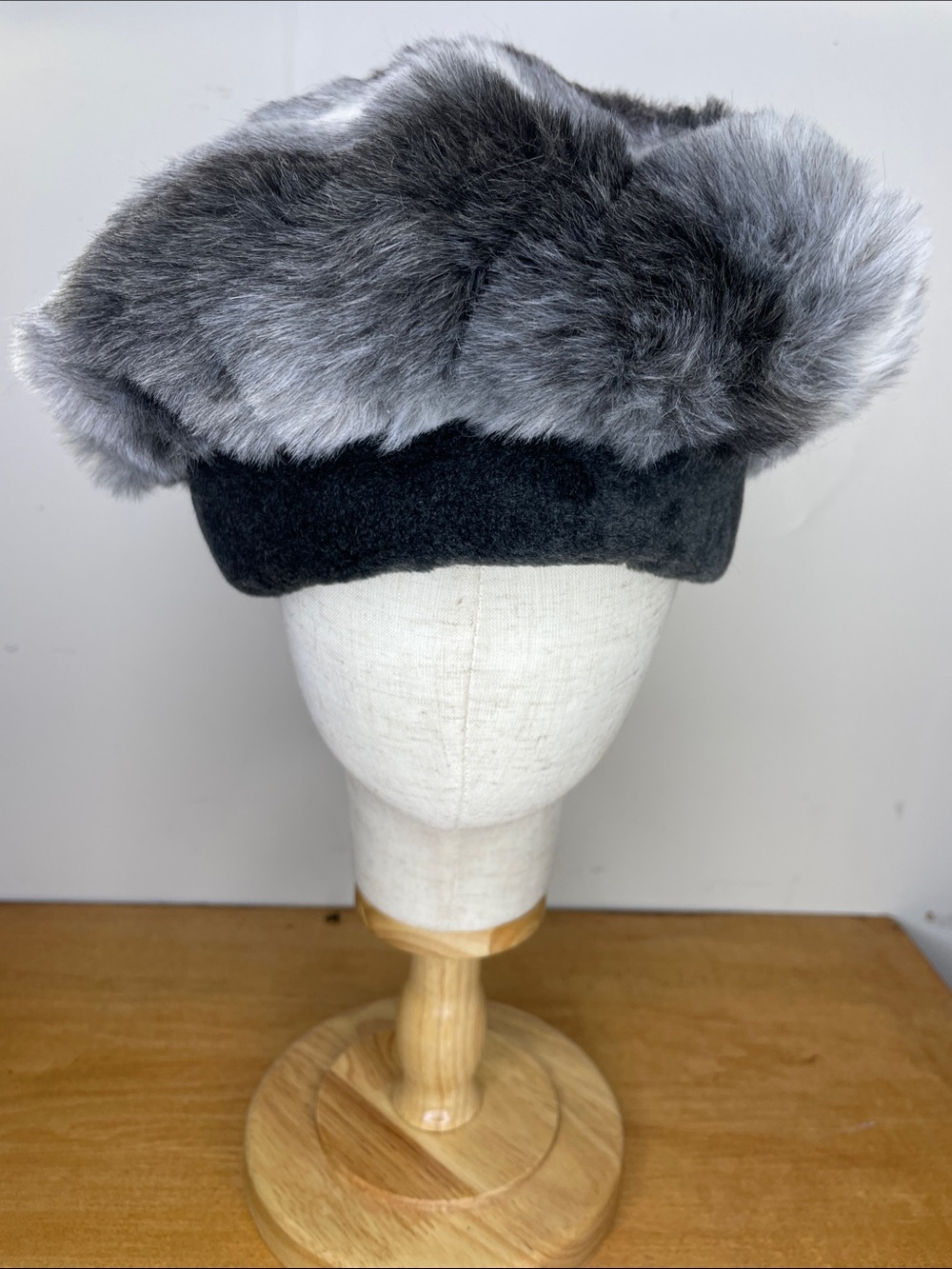 Classic Gray Beret with Plush Faux-Fur Trim
